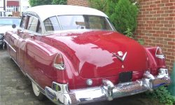 1950 Cadillac 4 door Saloon in Cream over Red (rear) en