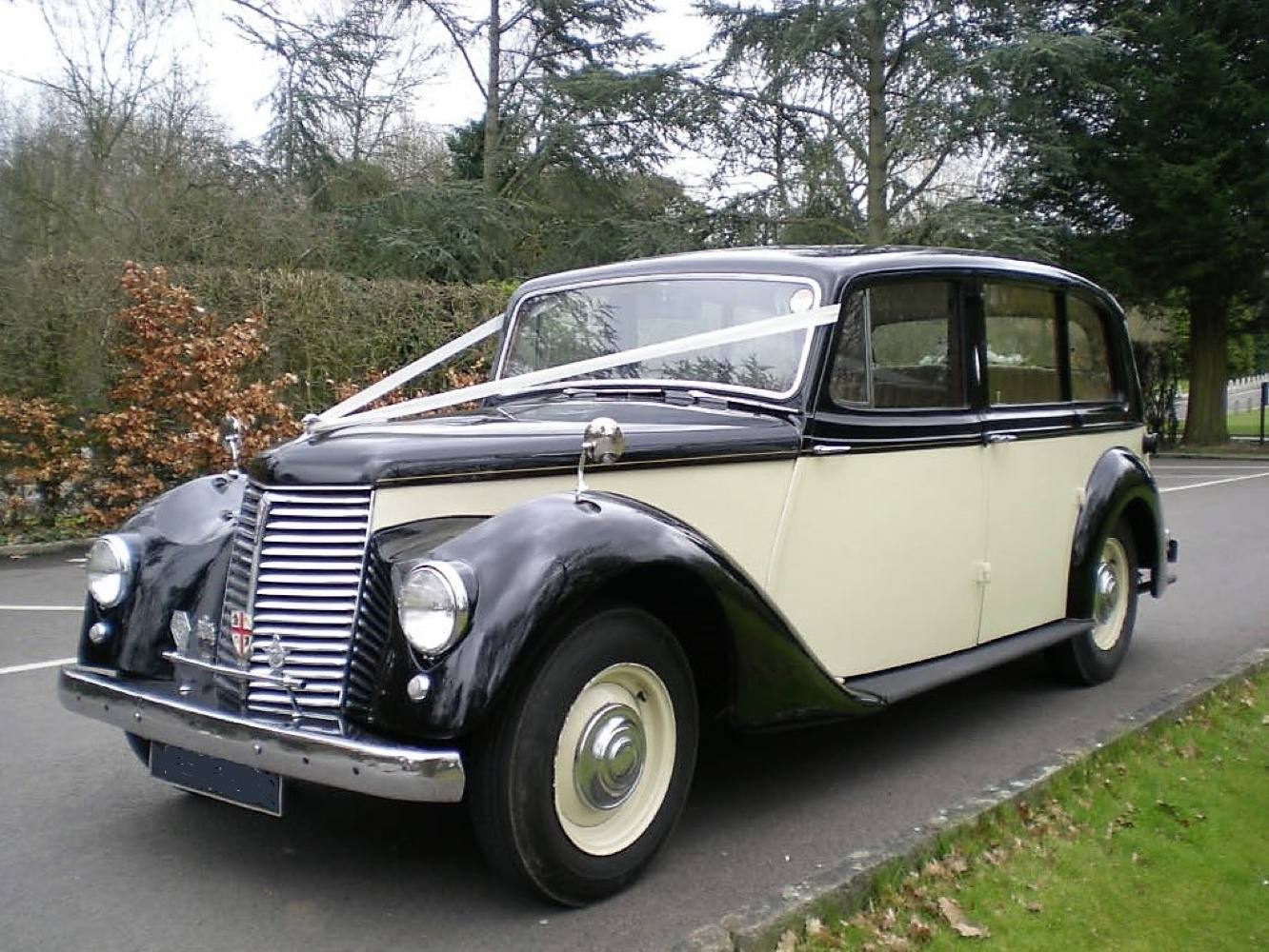 Gold Wedding Cars London, Bedford, Milton Keynes, Luton Services