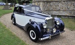 1951 Bentley MK VI in Midnight Blue over Ivory (en 4)