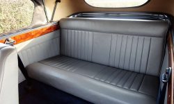 1951 Bentley MK VI in Midnight Blue over Ivory (interior en)