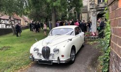 1961 Jaguar MK II in Old English White with chrome wire-wheels (1 en)